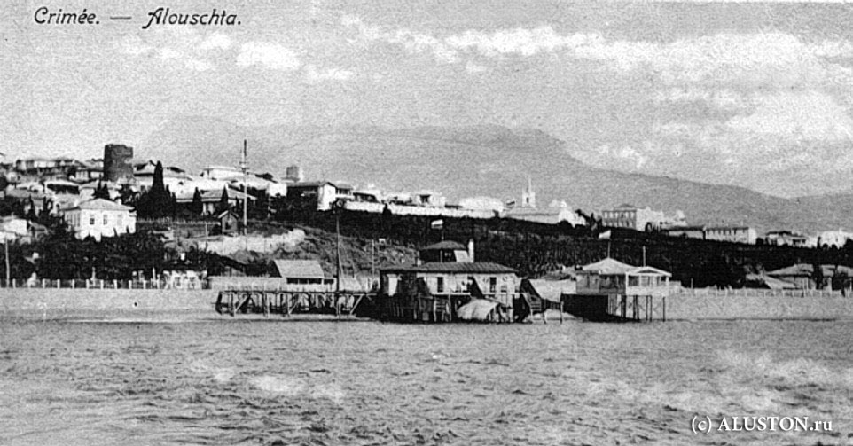 Панорама Алушты с моря. XIX век.