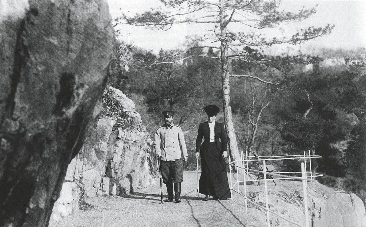 Николай II прогуливается со своей женой по царской тропе